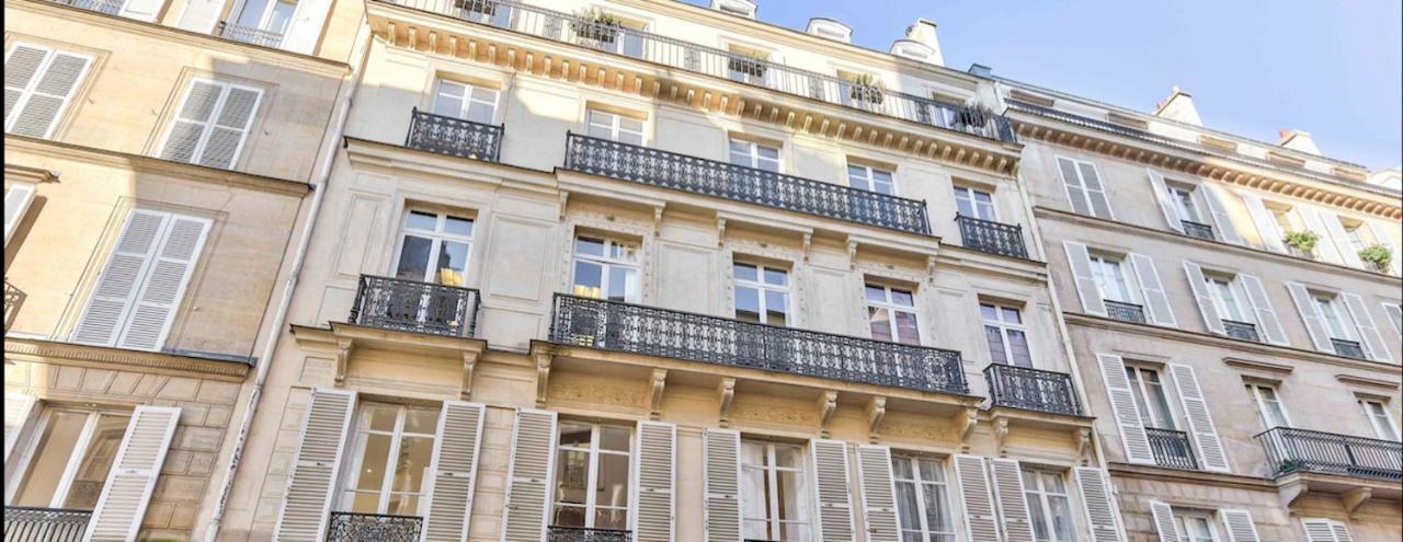 72 - Mermoz Mickey Mouse Parigi Esterno foto