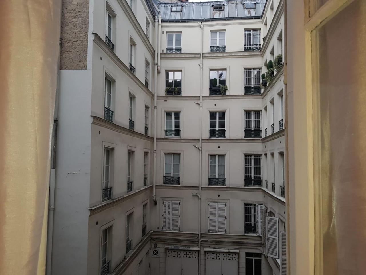 72 - Mermoz Mickey Mouse Parigi Esterno foto